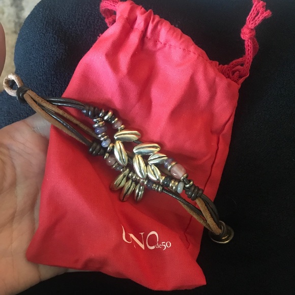 Uno De 50 Leaf Bracelet - Picture 3 of 3